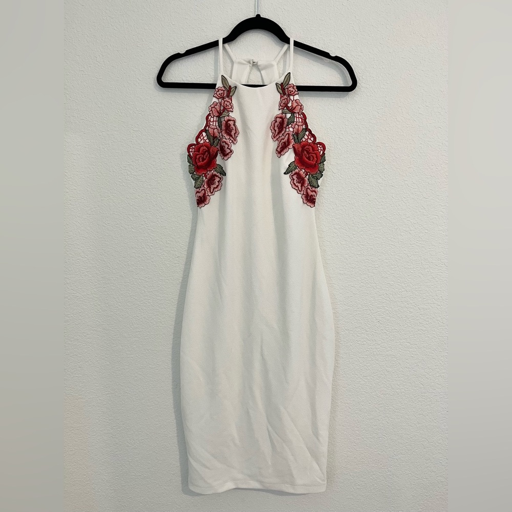 Bisou Bisou - White Halter Dress w/ Floral Detail